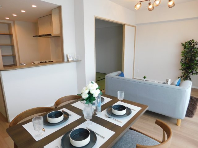 名古屋市港区品川町１丁目の中古マンションの居間・リビング|◇リビング◇　　南向きで明るいリビング１４．９帖　大切なペット暮らせるマンション♪　（２０２５年１１月リノベーション済）