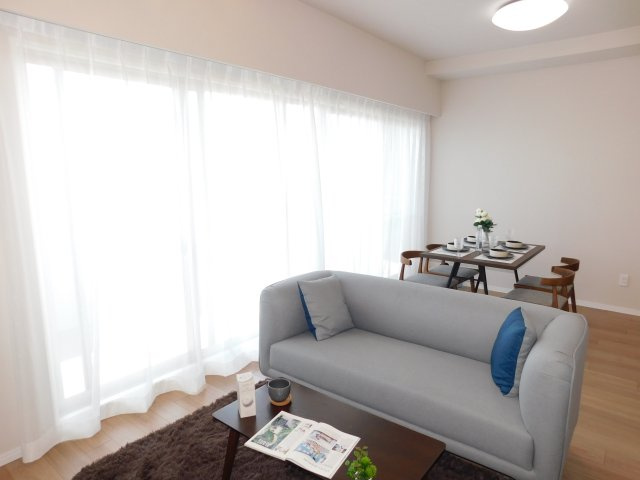 名古屋市港区品川町１丁目の中古マンションの居間・リビング|◇リビング◇　南向きで明るいリビング１４．９帖　大きな窓の開放感のある空間♪　（２０２５年１１月リノベーション済）