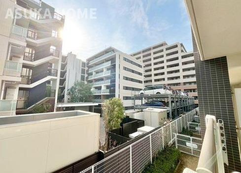 リステージ綱島ラグシスのバルコニー|バルコニー側にある建物と距離がぐっと離れているので陽当り、通風良好ですね。