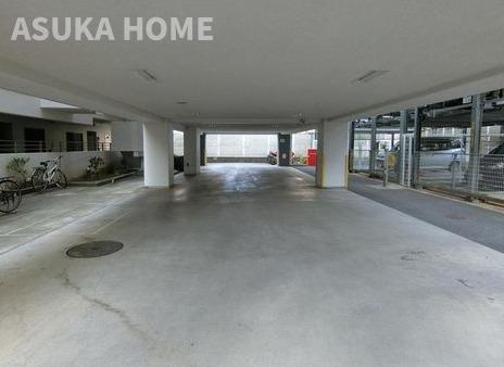 リステージ綱島ラグシスの駐車場|敷地内駐車場1住戸1台付きなんです！それも使用料無償！これは嬉しいですね！
