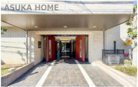 リステージ綱島ラグシスのエントランス|重厚感あるエントランスドアシックなトーンが魅力！客人を呼びたくなるような門ですね