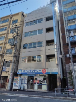 上六原田ビルの外観