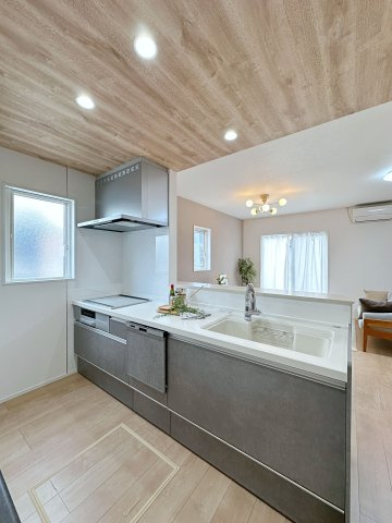 東区福田1丁目 No.1のキッチン|人造大理石天板使用のシステムキッチン☆
人造大理石天板は水垢が付きにくく汚れが落ちやすいのでお手入れも楽ちんです♪