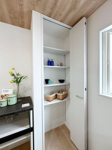 東区福田1丁目 No.1の収納|キッチンパントリー☆
食材のストックやゴミ箱を隠しておくのに便利です♪