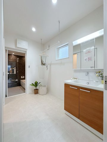東区福田1丁目 No.1の洗面所|シャワー付き洗面化粧台☆
脱衣所も広々としており、室内物干しも付いているのでランドリールームとしても活躍します♪