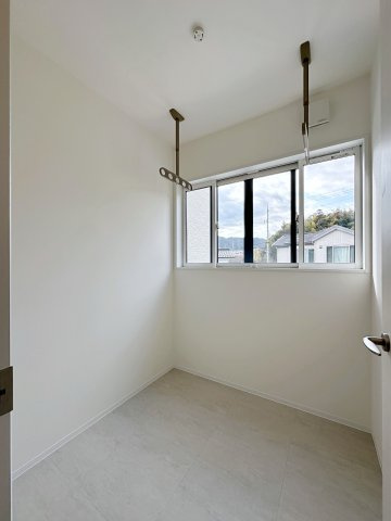 東区福田1丁目 No.1のバルコニー|大人気のサンルーム☆
天気や花粉、虫などを気にせずに洗濯物が干せます♪