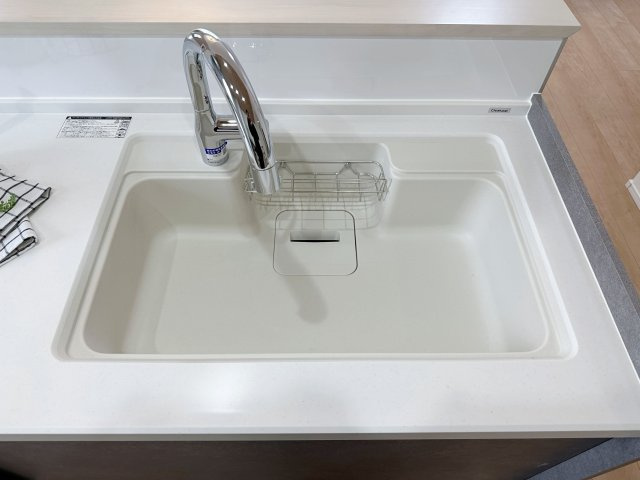 東区福田1丁目 No.1のキッチン|非接触型水栓に人造大理石シンク☆
人造大理石のためシンクに水垢や汚れが付きにくく、タッチレス対応なので手をかざすだけで水を出止ができます♪
