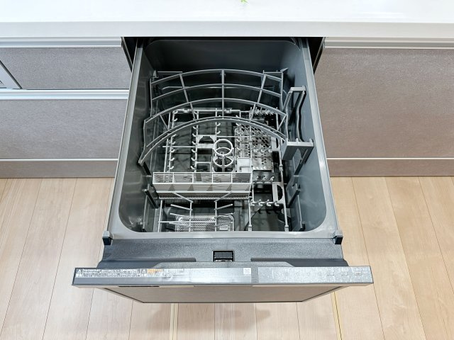 東区福田1丁目 No.1のキッチン|4人から5人分の食器洗浄乾燥機☆
水道代の節約にもなり、家事の時短もできる優れ物です♪
スライド式で上から全体が見えるため食器の出し入れもスムーズです♪