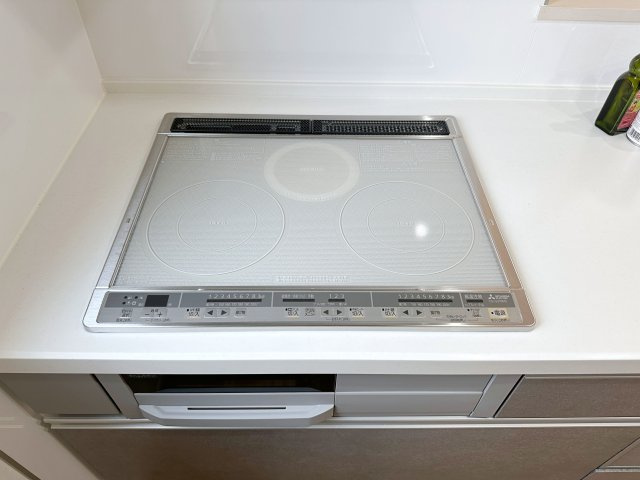 東区福田1丁目 No.1のキッチン|IHクッキングヒーター☆
火が出ないために安全性も高いと考えられます。 さらに、安定した加熱管理制御が容易に行えるため、素材を均一に加熱する料理やスープなどの液体の加熱に適しています♪