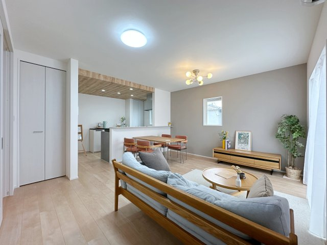 東区福田1丁目 No.1の居間・リビング|16帖の広々としたリビング☆
完成済のため365日ご案内可能♪
「今日見たい」にも対応します！