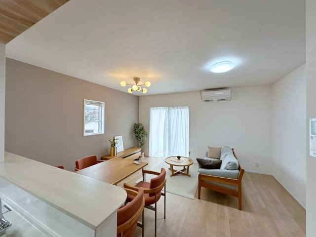 東区福田1丁目 No.1の居間・リビング|16帖の広々としたリビング☆
キッチンからはリビング全体を見渡すことができます♪