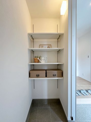 東区福田1丁目 No.1の収納|シューズインクローク☆
可動棚で好きな高さに調整可能！靴だけでなく外で使う用具やお子様のおもちゃなども帰ってきてそのまま収納することができます♪
