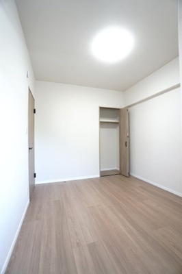 【洋室】 | 【上質リノベ】シャルム新駅前 | 【西側洋室約5.0帖】
こども部屋をコーディネート！このぐらいの広さがあれば、 
お子さんの好きな色やモチーフを使ったコーディネートで、
勉強もお片付けも全部楽しいお気に入りの空間にしていけそうですね