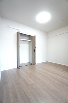 【洋室】 | 【上質リノベ】シャルム新駅前 | 【東側洋室約5.0帖】
将来、家族構成が変わった時等、第2子供部屋としても活用できそうですね！
勿論、エアコンの先行配管もしてあるので、壁付けのエアコン設置OKです！
快適な居室環境で過ごせそうです！