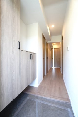 【玄関】 | 【上質リノベ】シャルム新駅前 | 【玄関ホール】
人を迎え入れる最初の場所だからこそ、
清潔感があり纏まった空間にして頂ける様に
トール＆カウンターシューズBOXを設置。
照明はオートライト。消し忘れや
出入りが暗くならなく済みます！