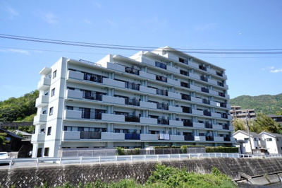 【外観】 | 【上質リノベ】シャルム新駅前 | 【耐震性】
耐震性の高さを判断するポイントは、
建築確認申請日が1981年6月1日以降の
新耐震基準に適合しているかどうか。
震度６程度の大地震でも
建物が崩壊しないレベルが基準になりました。