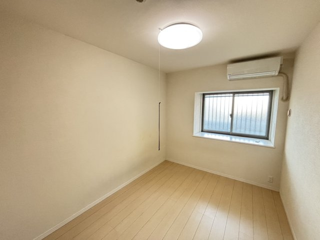 ローヤルシティ長野の洋室