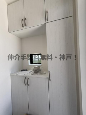 【玄関】 | 神戸市須磨区多井畑　新築戸建B号棟　仲介手数料無料！ | 収納もある玄関です