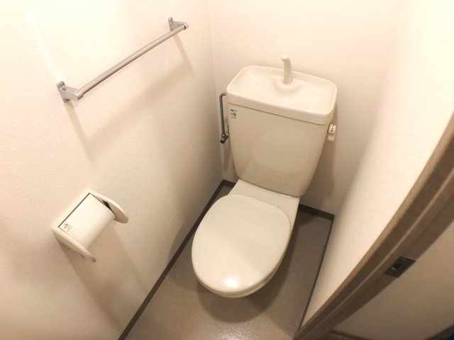 シンプルで使いやすいトイレです♪