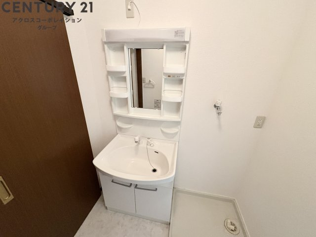 鏡の大きな独立洗面台です