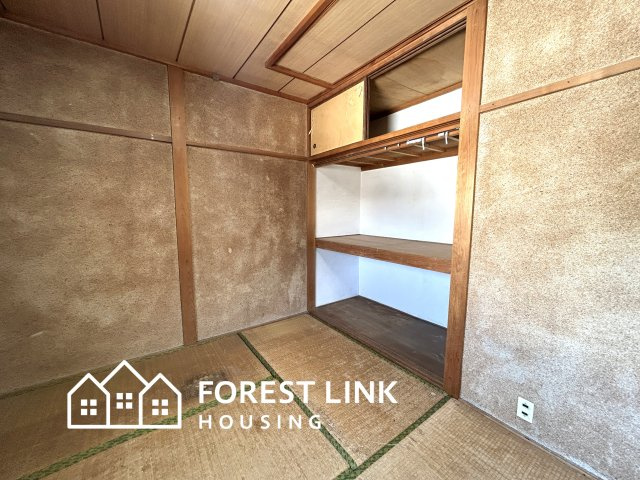 庭井1丁目の寝室|収納もたっぷりできる大きい押し入れ付きのお部屋です。