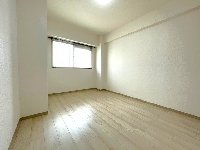 令和８年２月リフォーム済み◆１１階建てマンション１０階部分南西向き２ＬＤＫ住戸◆桂川ハイツ２号館の洋室|洋室（５.６帖）