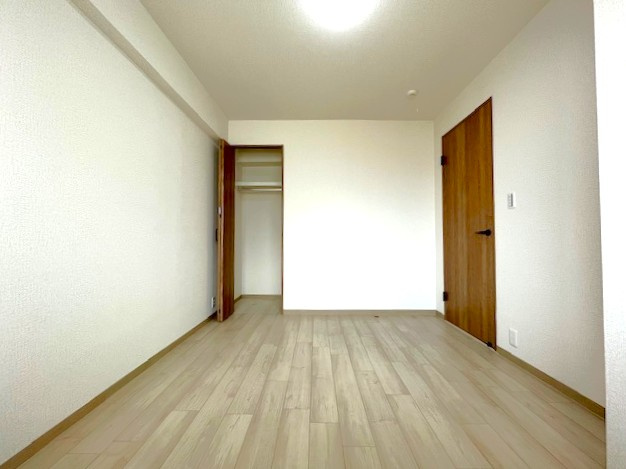 令和８年２月リフォーム済み◆１１階建てマンション１０階部分南西向き２ＬＤＫ住戸◆桂川ハイツ２号館の収納|クローゼット（洋室５.６帖）