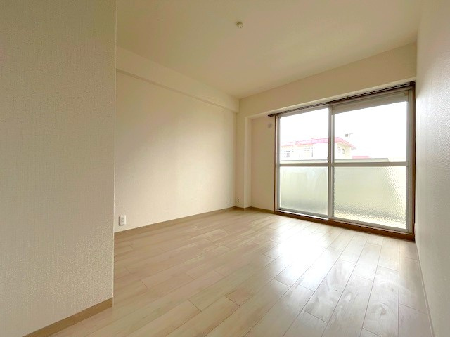 令和８年２月リフォーム済み◆１１階建てマンション１０階部分南西向き２ＬＤＫ住戸◆桂川ハイツ２号館の洋室|洋室（５.５帖）