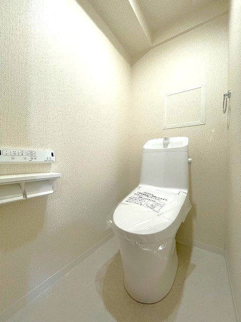 令和８年２月リフォーム済み◆１１階建てマンション１０階部分南西向き２ＬＤＫ住戸◆桂川ハイツ２号館のトイレ|トイレ