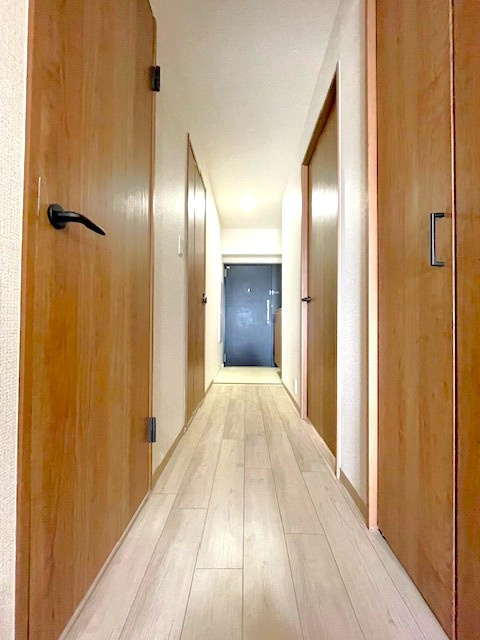 令和８年２月リフォーム済み◆１１階建てマンション１０階部分南西向き２ＬＤＫ住戸◆桂川ハイツ２号館の内装|廊下部分