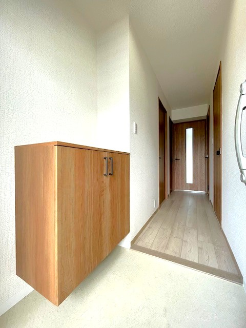 令和８年２月リフォーム済み◆１１階建てマンション１０階部分南西向き２ＬＤＫ住戸◆桂川ハイツ２号館の玄関|玄関
