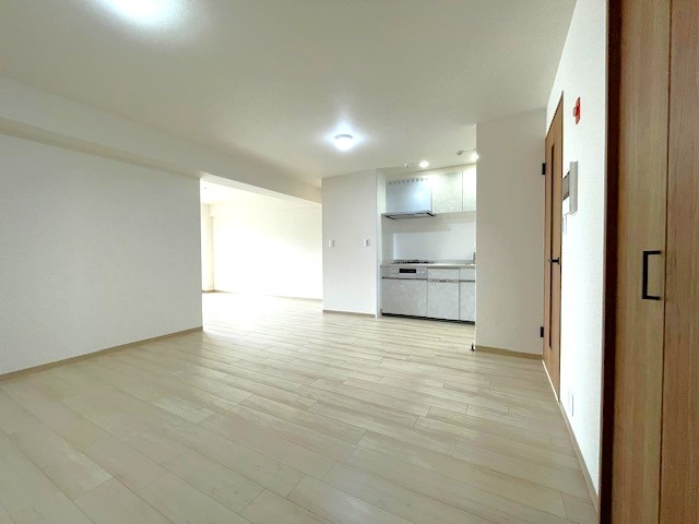 令和８年２月リフォーム済み◆１１階建てマンション１０階部分南西向き２ＬＤＫ住戸◆桂川ハイツ２号館の居間・リビング|リビング