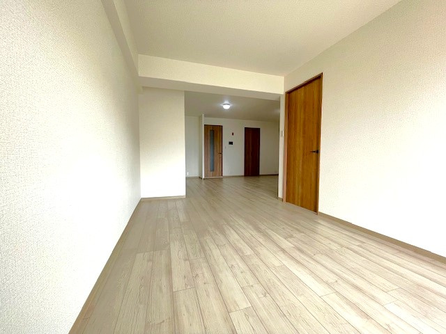 令和８年２月リフォーム済み◆１１階建てマンション１０階部分南西向き２ＬＤＫ住戸◆桂川ハイツ２号館の居間・リビング|リビング