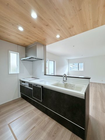 東区福田1丁目 No.2のキッチン|人造大理石天板使用のシステムキッチン☆
人造大理石天板は水垢が付きにくく汚れが落ちやすいのでお手入れも楽ちんです♪