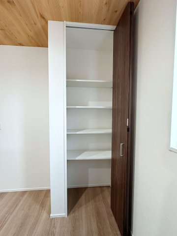 東区福田1丁目 No.2の収納|キッチンパントリー☆
食材のストックやゴミ箱を隠しておくのに便利です♪