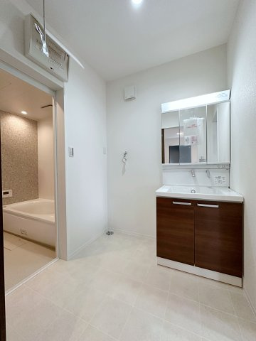 東区福田1丁目 No.2の洗面所|シャワー付き洗面化粧台☆
脱衣所も広々としており、室内物干しも付いているのでランドリールームとしても活躍します♪