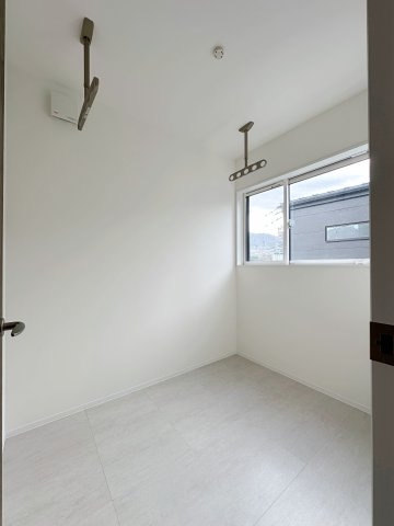 東区福田1丁目 No.2のバルコニー|大人気のサンルーム☆
天気や花粉、虫などを気にせずに洗濯物が干せます♪