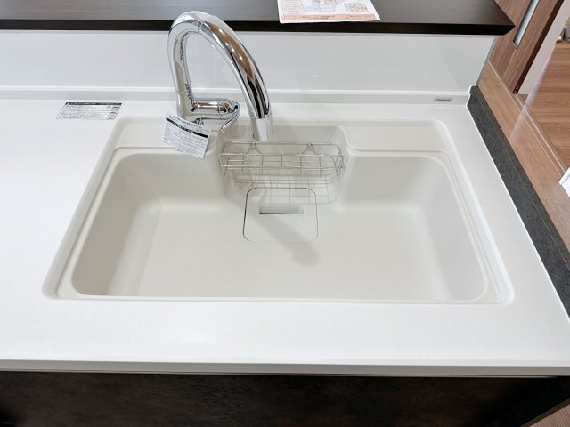 東区福田1丁目 No.2のキッチン|非接触型水栓に人造大理石シンク☆
人造大理石のためシンクに水垢や汚れが付きにくく、タッチレス対応なので手をかざすだけで水を出止ができます♪