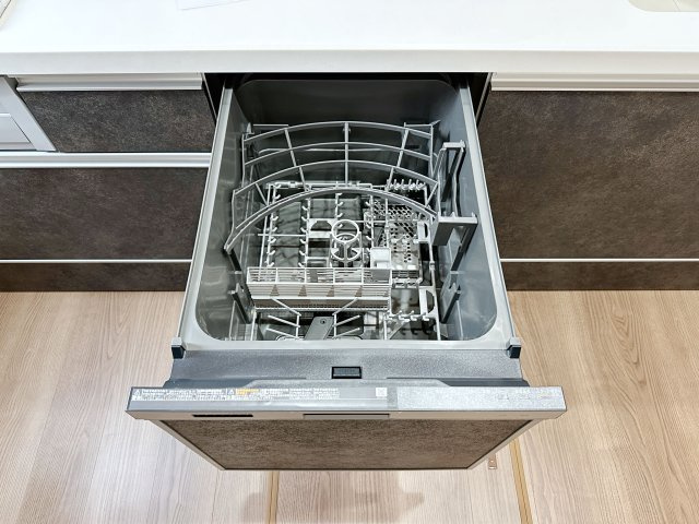 東区福田1丁目 No.2のキッチン|4人から5人分の食器洗浄乾燥機☆
水道代の節約にもなり、家事の時短もできる優れ物です♪
スライド式で上から全体が見えるため食器の出し入れもスムーズです♪