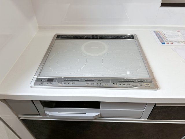 東区福田1丁目 No.2のキッチン|IHクッキングヒーター☆
火が出ないために安全性も高いと考えられます。 さらに、安定した加熱管理制御が容易に行えるため、素材を均一に加熱する料理やスープなどの液体の加熱に適しています♪