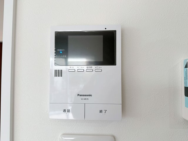 東区福田1丁目 No.2の防犯設備|ドアホン☆
来客があったとき、室内からカメラやマイクを使って相手や用件を確認できます。相手を事前に確認することができ、訪問販売対策や防犯面でも役に立つアイテムです♪