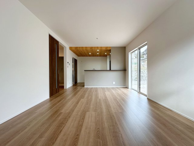 東区福田1丁目 No.2の居間・リビング|15.8帖の広々としたリビング☆
完成済のため365日ご案内可能♪
「今日見たい」にも対応します！