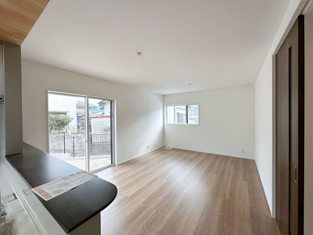 東区福田1丁目 No.2の居間・リビング|15.8帖の広々としたリビング☆
キッチンからはリビング全体を見渡すことができます♪