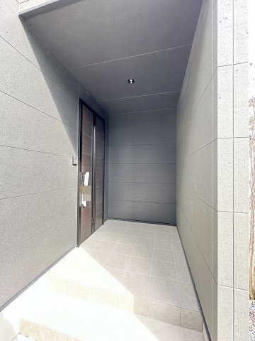 東区福田1丁目 No.2の玄関|玄関ポーチ☆
屋根も付いており、雨が降っても濡れる心配はありません♪