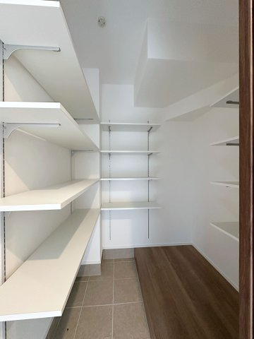 東区福田1丁目 No.2の収納|シューズインクローク☆
可動棚で好きな高さに調整可能！靴だけでなく外で使う用具やお子様のおもちゃなども帰ってきてそのまま収納することができます♪