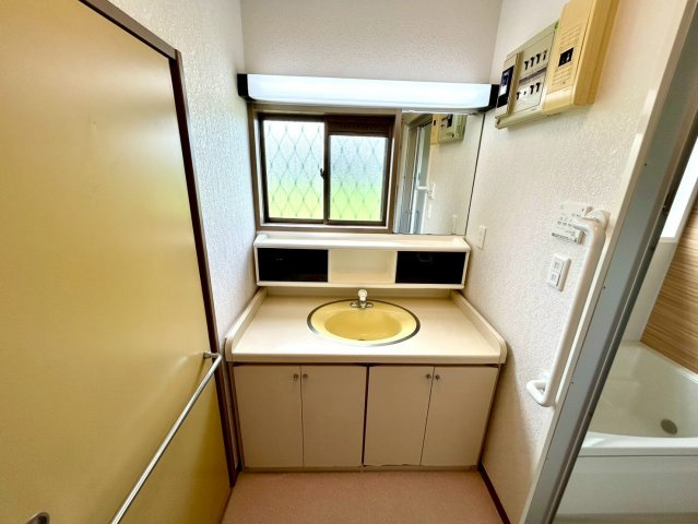 【独立洗面台】 | 洗面化粧台では顔を洗ったり、身だしなみを整えることが本来の使い方ですが、用途によっては洗面化粧台に求められる機能が違ってくるため、ご自身や家族のライフスタイルに合ったものを選ぶことをおすすめ致します。