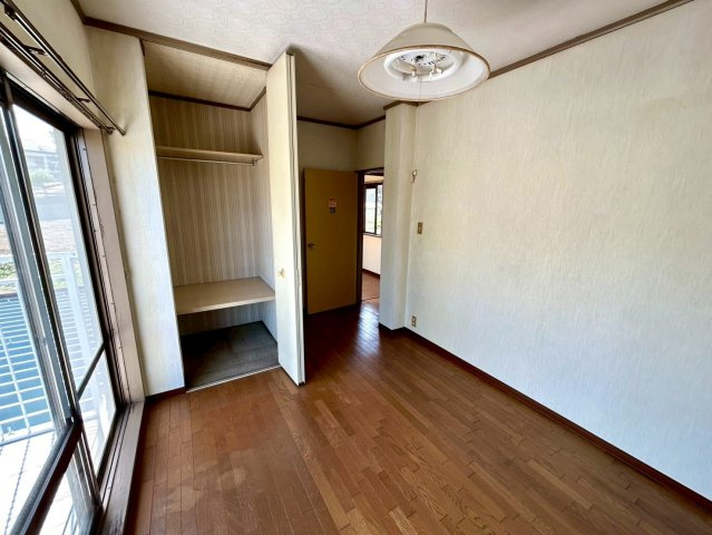 【洋室】 | 洋室のメリットは重い家具が置きやすく、身の回りが整理しやすいことです。 床がフローリングのため畳とは異なり凹みにくいです。 クローゼットなど収納が豊富で、普段使わない旅行カバンや服の整頓も簡単にです。