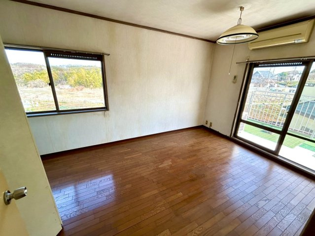 【寝室】 | 寝室でゆっくりと過ごすためにはベッド周りの適度な空間を担保することや窓の位置、照明の明るさ、寝室の広さなどを考える必要があります。自身や家族の構成とライフスタイルに併せて寝室にする部屋を選びましょう！