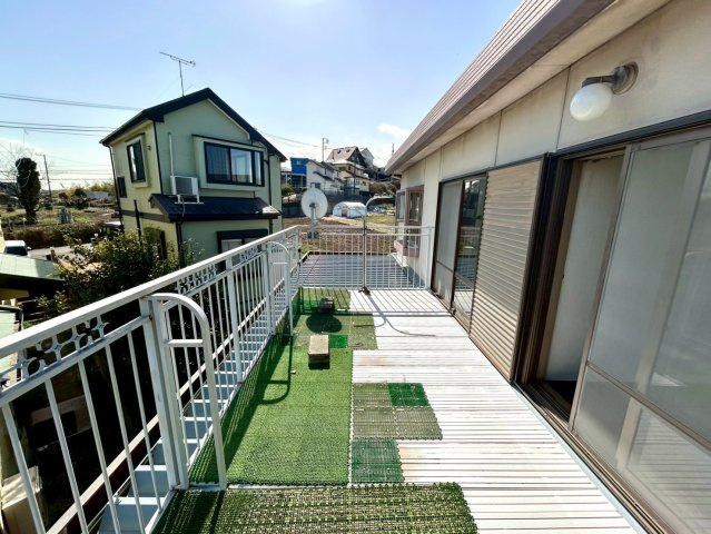 【バルコニー】 | バルコニーは、室外の専用スペースのうち、「屋根がなく開放された空間」であるものを指します。ベランダより広いタイプのものが多く、日当たりもよいため家庭菜園などを楽しみたい人にとって適した環境となります。
