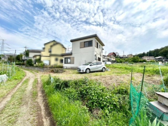 【前面道路含む現地写真】 | 住宅用の土地では前面道路に2m以上接していなければならないと法律で定められています。しかし、お持ちの車のサイズやライフスタイルなどにより、2mでは利便が悪い場合もございますので、事前に確認しましょう。